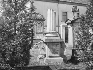 Blick vom Grabmal des Naturforschers Johann Georg Palitzsch über das Grabmal Ernst Voigts zum Gemeindehaus