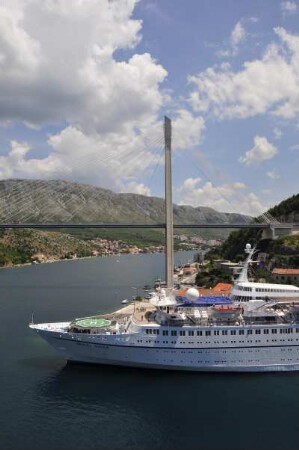 Dubrovnik - Kreuzfahrtschiff im Hafen : Im Hafen liegt das Kreuzfahrtschiff "Orient Queen". Aufgenommen am 2. Juli 2010 vor Dubrovnik
