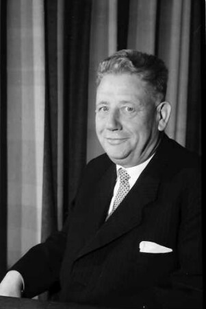 Freiburg: Amtszimmer; Regierungspräsident Anton Dichtel, Porträt