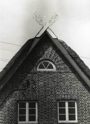 Jork-Estebrügge. Giebelschmuck an einem Bauernhaus