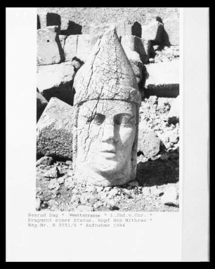 Kopf und Körperfragmente der Statue des Apollo-Mithras