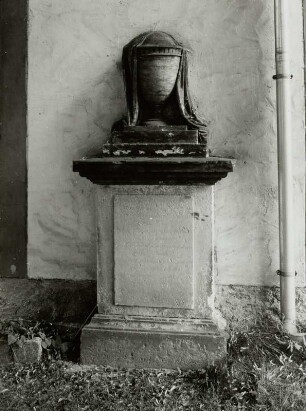 Urne auf Postament für Eva Regina Christiana von Papsdorff, geborene Henning (+1804)
