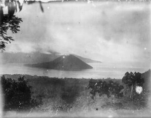 Insel : Blick von einer Anhöhe auf eine Insel