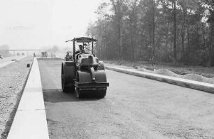 Fahrbahndeckenlos XIII Verdichten der Bitumenkies-Unterschicht mit Walze