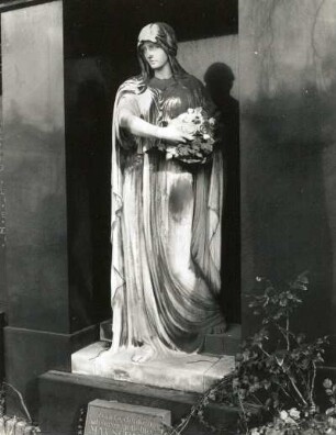 Wandgrabmal der Familie Hummitzsch : Wandgrabmal der Familie Hummitzsch. Sandstein, Marmor (wohl nach 1917). Dresden-Neustadt, Albertstadt, Nordfriedhof (Garnisonsfriedhof)