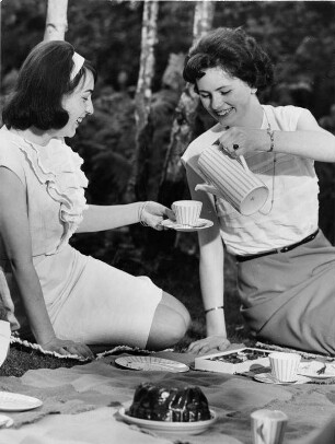 Bienenbüttel. Im Wochenendgrundstück des Fotografen trinken zwei Frauen Kaffee. Sie sitzen dabei auf einer Decke