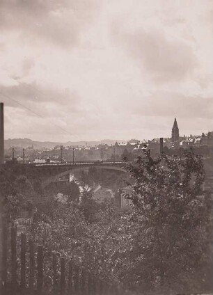 Plauen, Blick vom Realgymnasium über die Friedensbrücke (ehemals: Friedrich-August-Brücke) auf die Stadt