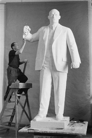 Der Bildhauer Walter Arold bei der Arbeit am Originalmodell für das Thälmanndenkmal in Weimar