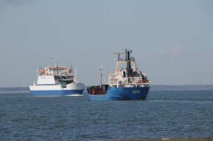Ostsee beim Fährhafen Virtsu : Ein Frachter und ein Fährschiff begegnen sich auf der Ostsee vor dem Fährhafen. Aufgenommen in Virtsu im April 2008