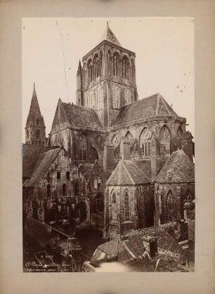 Kirche, Saint-Pierre-sur-Dives: Ansicht von Südosten