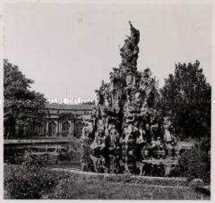 Erlangen, Markgräfliches Schloss Erlangen, Brunnen im Schlossgarten mit Blick zur Orangerie