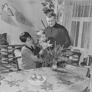 Familie mit Kleinkind und Weihnachtsschmuck : Portrait einer Familie zur Weihnachtszeit
