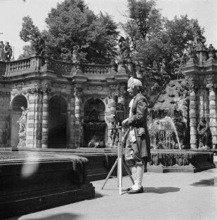 Fotografierte Fotografen. Als Lakai kostümierter Fotograf im Zwingerhof in Dresden