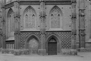 Brandenburg. Pfarrkirche St. Katharinen (1401/1434), Doppelportal und Fenster der Marienkapelle an der Nordseite