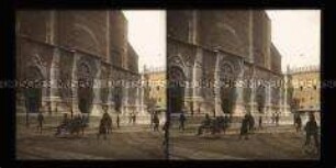 Passanten und Platz an der Basilika San Petronio, Bologna