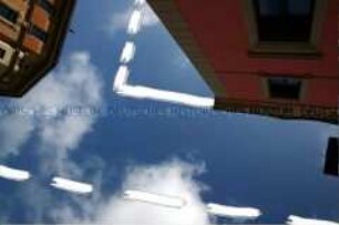 Blick in den Himmel mit aufgemalter Straßenführung (Altersgruppe C)