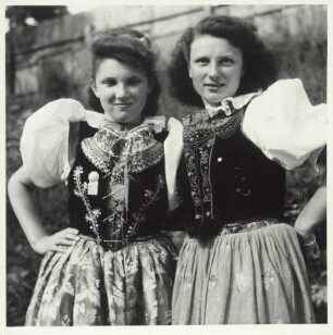 Sudetengau. Zwei Frauen aus dem Egerland in Volkstracht (wahrscheinlich die Karlsbader Frauentracht)