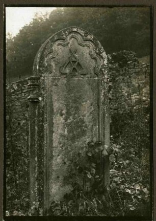 Bei Kusel, Friedhof um die Wolfskirche. Grabstein 19. Jh.