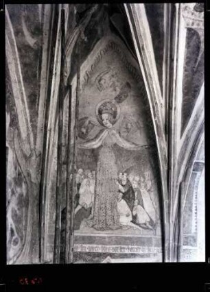 Veitskapelle, restaurierte Fresken im Chor; Schutzmantelmadonna