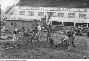 Dresden, Heinz-Steyer-Stadion. Nationales Aufbauwerk Freiwillige Arbeitseinsätze im Stadion, 1952 & Freiwillige Arbeitseinsätze, Juni 1952