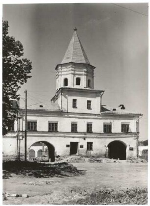 Nowgorod (Weliki Nowgorod), Russland. Turm auf dem Platz der Volksversammlung, Gridniza (Hof des Jaroslaw; 17. Jh.), Feldseite