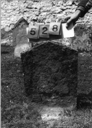Grabstein 528 (Index: 99789148) Material: Sandstein Zustand: verwittert mit vollständigem Textverlust Maße HxBxT: 65x42x7 cm Besonderheit: Kindergrab: Grabstein 528