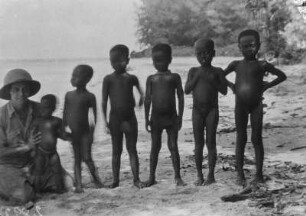 Enjo von Eickstedt mit Kindern der Onge (Deutsche Indien-Expedition 1926/1929 - 4. Andamanen)