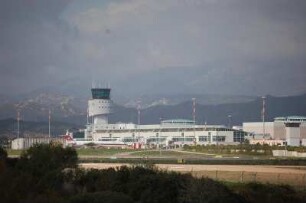 Insel Sardinien - Airport in Olbia : Flughafengebäude, Tower und Rollbahn des Flughafens von Olbia an der Ostküste Sardiniens, aufgenommen 2006