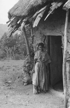 Dorfbewohnerin : Portrait einer Frau vor einer Hütte