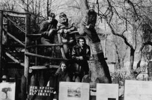 Familie B. (Maler, Gartenarchitektin) auf dem auf Initiative Manfred Butzmanns entstandenen und vom Abriß bedrohten Spielplatz