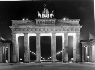 Rep: Berlin: Brandenburger Tor; Nachtbild mit Quadrilla vom Pariser Platz