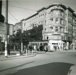 Berlin. Joachimstaler Straße, Wohn- und Geschäftshaus. Blick über Straßenkreuzung