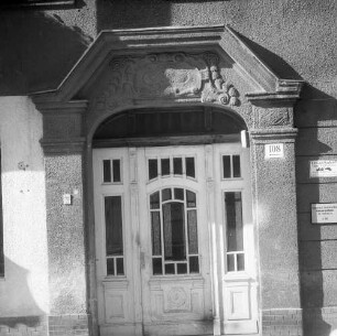 Berlin-Schöneweide, Schnellerstraße 108. Wohnhaus mit Laden (nach 1995 saniert). Portal