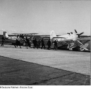 Rostock-Warnemünde. Deutsche Verkehrsfliegerschule, Zweigstelle Seefliegerschule Warnemünde. See-Schulflugzeug Heinkel HD-24b (links) und See-Schulflugzeug HE-9d (rechts)