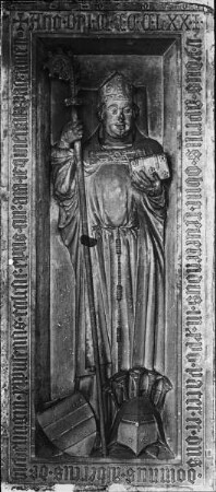 Erfurt, Barfüßerkirche, Grabplatte für Weihbischof Albert von Beichlingen (gest. 1371); Meister der Cinna von Vargula