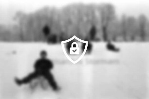 Schlosspark: Kinder beim Rodeln auf Schlitten: in Hintergrund rechts Gottesbuden: 13. Januar 1999