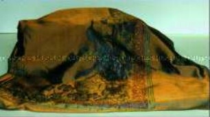 Tischdecke mit gestickten Pfauen