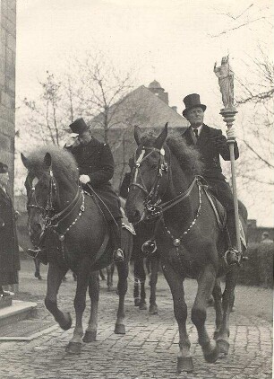 Osterreiten in Radibor : Gesellschaftliche Volkskultur - Frühling. Ort: Radwor / Radibor. Osterreiter mit "Gottes Auferstehung"