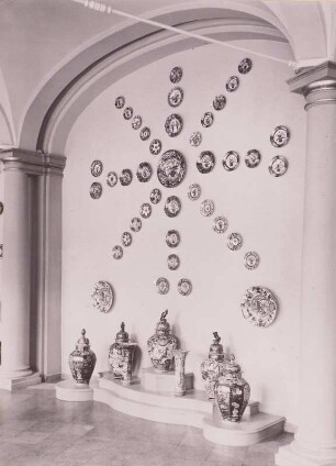 Porzellansammlung Dresden : Dresden, Zwinger, Inneres, Ausstellung der Porzellansammlung. Bogengalerie J mit chinesischen und japanischen Porzellanen. Neuaufstellung, Eröffnung 23. 9. 1962