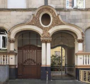 Portal mit Kastanienbaummotiv