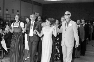 27. Tagung 1977 Chemiker; Polonaise: Polonaise angeführt von Ehepaar Suiter (links) und Gfl. Ehepaar Bernadotte (rechts)