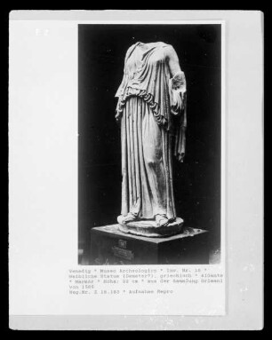 Weibliche Statue (Demeter?), griechisch