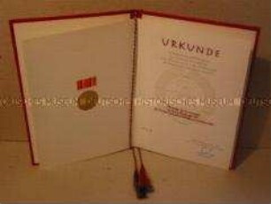 Urkunde der Medaille für Verdienste in der Volkskontrolle (nicht ausgefüllt)