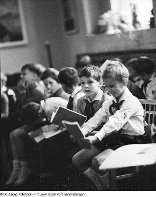 Friderun Bondzin mit Schulklasse