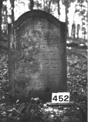 Grabstein 452 (Index: 99898198) Material: Sandstein Zustand: stark verwittert Maße HxBxT: 94x56x10 cm Beschreibung: Stele mit Konvexbogenabschluss Besonderheit: Kindergrab; - Identifizierung nach Gräberverzeichnis: Grabstein 452