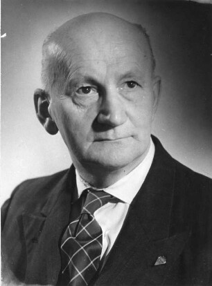 Porträt Karl Grünberg (1891-1972; Schriftsteller, Journalist). Originalpositiv mit rückseitigem Autograph (Dank an den "photogenen Meister"), bezeichnet Berlin, 21./X.1961