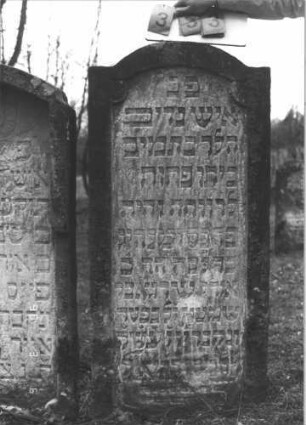 Grabstein 333 (Index: 99609057) Material: Sandstein Zustand: leicht verwittert Maße HxBxT: 135x62x17 cm Beschreibung: Stele, eingezogener Rundbogen, Schriftfeld eingetieft Besonderheit: kulturhistorisch wertvoll / hist.-wiss. Gründe (Gemeindestellung): Grabstein 333