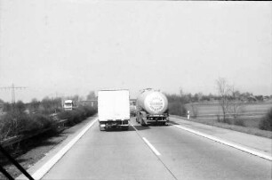 Offenburg: Autobahn; Verkehr; zwei Laster überholen sich