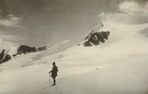 Österreich. Ötztaler Alpen. Bergsteiger vor der Wildspitze (3714 m)