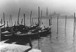 Italien. Venedig. Gondeln im Schnee, Januar 1938